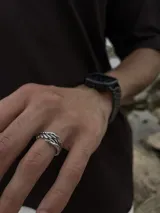 Anillo plateado con diseño de alas en acero inoxidable.