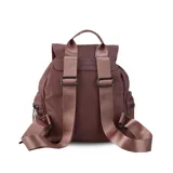 Mochila verde militar de nylon con tapa y broche metálico. Tiene apertura superior con cierre marinero, bolsillos internos, bolsillo con cierre metálico al frente y laterales. Incluye asas rígidas de mano y correas regulables para colgar en la espalda.