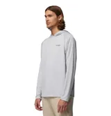 Remera con capucha Columbia PFG Solar Stream Hoodie, color gris claro, de manga larga, con logo de la marca en el pecho y tecnología Omni-Shade™ de flujo de aire de amplio espectro con protección UPF 50 y Omni-Wick™.
