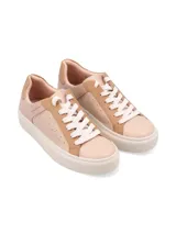Sneaker de cuero vacuno con estampado de camuflaje y suela marrón.