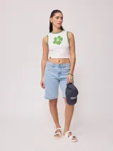 Musculosa ajustada color azul marino con cuello redondo y ribete blanco. Presenta un estampado frontal de una flor de hibisco blanca.