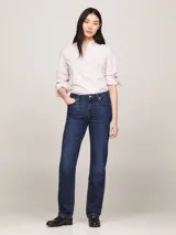 Jean de denim azul oscuro, de corte recto y talle medio, con efecto gastado en la parte delantera, cinco bolsillos y logo de Tommy Hilfiger bordado en el bolsillo trasero.