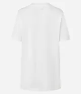 Remera blanca de algodón con cuello redondo y mangas cortas. Estampa frontal con la frase "Latinas Do It Better" en color rojo.