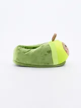 Pantuflas de plush con forma de palta, color verde con detalles en marrón y rosa.