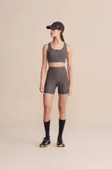 Short deportivo gris con estampado camuflado, cintura alta con cinturón en V y bolsillos traseros.