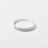 Anillo plateado con hilera de circonias engarzadas.