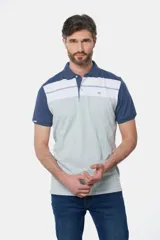 Remera polo de jersey con rayas horizontales en tonos de azul y blanco.
