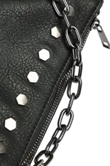 Bandolera color beige con solapa, detalles de tachas metálicas en la parte inferior y una cadena decorativa en el frente. Incluye correa ajustable para el hombro.