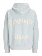 Buzo con capucha celeste, de manga larga y fit loose. Confeccionado en tejido loop back cepillado por dentro, con mangas ranglán, puños de canalé, forro de la misma tela en el interior de la capucha y estampa en goma de tacto suave ubicada en la espalda.