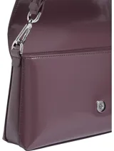 Cartera de hombro Calvin Klein color borgoña, con correa de hombro fina y correa bandolera ancha con logo de la marca.