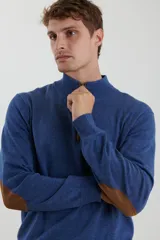 Sweater de medio cierre en color tostado, con detalles de napa ecológica en el cierre y coderas.