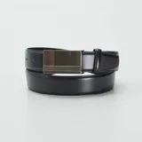 Cinturón de cuero sintético negro con hebilla automática plateada con diseño texturizado.