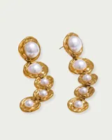 Aros colgantes largos dorados con cinco perlas de imitación de diferentes tamaños. Cierre con tuerca a presión.