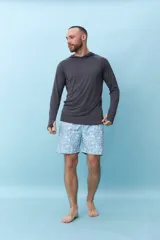 Remera de manga larga blanca con capucha.