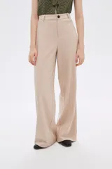 Pantalón de poliéster color beige, de corte recto y tiro alto.