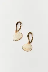 Aros colgantes con gancho dorado y dije de concha marina con borde dorado.