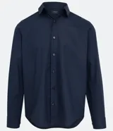 Camisa blanca de algodón, manga larga con botonadura frontal y cuello camisero.