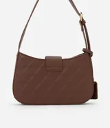 Bolso baguette pequeño color marrón con textura en relieve, correa ajustable, cierre por cremallera y solapa con detalle de colgante en el lateral.