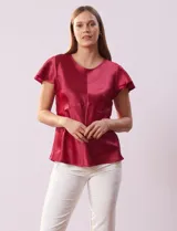 Blusa color borgoña de satén con manga corta amplia, corte bajo el busto y espalda con abertura ojal y botón.