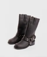 Bota de cuero marrón oscuro con caña media, estribo desmontable y hebilla metálica. Taco de madera de 5cm y suela de caucho.