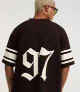 Remera deportiva azul con cuello en V, mangas cortas y estampado de fútbol americano con el número 97 en blanco y rayas blancas en las mangas.