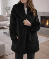 Tapado de piel sintética color camel, corte recto y silueta relajada, con interior forrado y bolsillos funcionales.