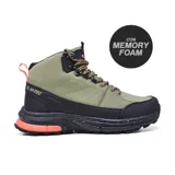 Bota de trekking Hi-Tec Dune color beige con detalles en rosa y suela con tecnología memory foam.