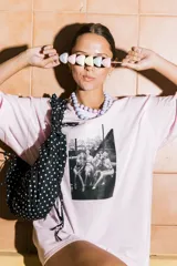 Collar de cuentas esféricas de gran tamaño en color lila, diseñado para ser una pieza versátil y llamativa.