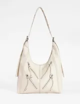 Cartera hobo color crudo de cuero sintético, con correa de hombro ajustable y múltiples cierres decorativos en el frente.