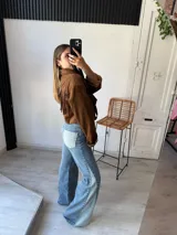 Pantalón de jean celeste de corte wide leg con diseño combinado de dos tonos de denim.