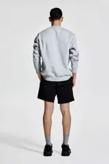 Short deportivo negro de tejido funcional de secado rápido con buena permeabilidad al aire. Cintura elástica con cordón para ajustar oculto, bolsillos en las costuras laterales y aberturas laterales en el bajo.