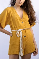 Mono corto color mostaza de muselina 100% algodón, con escote en V, mangas cortas y cinturón de soga cruda.