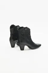 Bota corta negra de cuero con taco medio y recortes grabados.