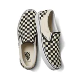 Zapatillas Vans Classic Slip-On con estampado a cuadros en blanco y negro.