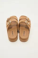 Sandalias bajas color beige con doble tira con hebilla y apliques de tachas.