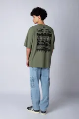 Remera verde militar de corte oversize con estampado negro en el frente.
