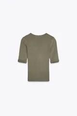 Camiseta verde oliva de algodón con escote en pico, corte slim fit y mangas tres cuartos con dobladillo.