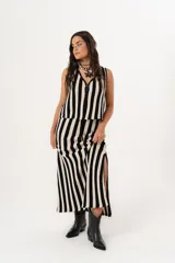 Bota texana de caña media-baja color negro, con punta elegante y detalle de mini tachas.