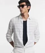 Camisa de hombre de manga larga, corte regular, color blanco, con cuello inglés y textura grid tejida en el plano.