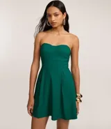 Vestido corto strapless color verde esmeralda, con escote corazón y falda acampanada con pliegues.