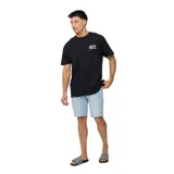 Bermuda de jean celeste con bolsillos delanteros y traseros.