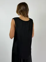 Musculosa negra de viscosa con escote en V y breteles finos.