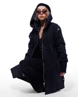 Campera larga con capucha, confeccionada en jean negro.