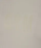 Remera deportiva color beige con mangas cortas y estampa "GYM" en el frente.