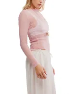 Top de manga larga color rosado, confeccionado en tejido texturado y transparente. Presenta cuello fruncido y terminación elástica.