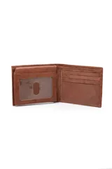 Billetera de cuero marrón con solapa removible y logo grabado en la esquina inferior derecha. Incluye caja individual.