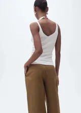 Musculosa blanca de punto fino con tirantes finos y escote en V.