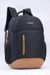 Mochila negra de tela con base y detalles en cuero sintético color camel. Presenta un bolsillo frontal vertical con cierre y un logo de montaña en relieve en la parte inferior. Tiene correas acolchadas y bolsillos laterales de malla.