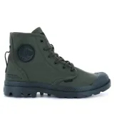 Botas de corte medio en color verde militar, con parte superior de algodón orgánico y detalles de caucho reciclado.