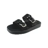 Sandalias negras con plataforma y dos tiras anchas con hebillas plateadas.